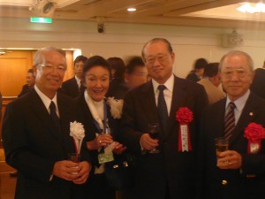 左から高木邦夫様、井口三英子様、松澤健理事長、松本富夫日本学生ゴルフ連盟会長